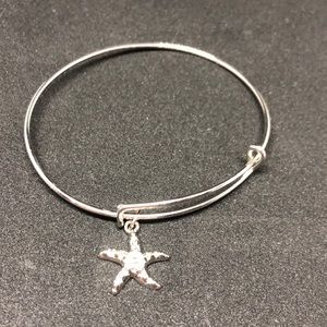 Adjustable bracelet with starfish charm